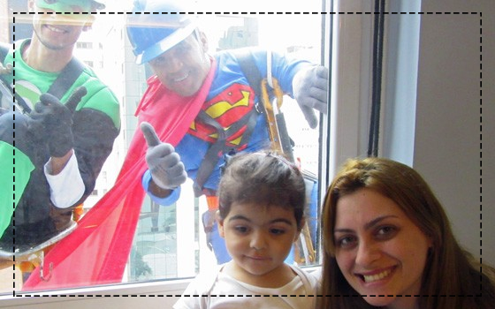 ‘Batman’ e ‘The Flash’ limpam janelas de hospital infantil em São Paulo
